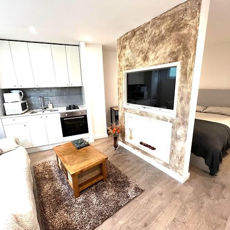 Modern Studio Apartment With Free Wifi Londen Buitenkant foto